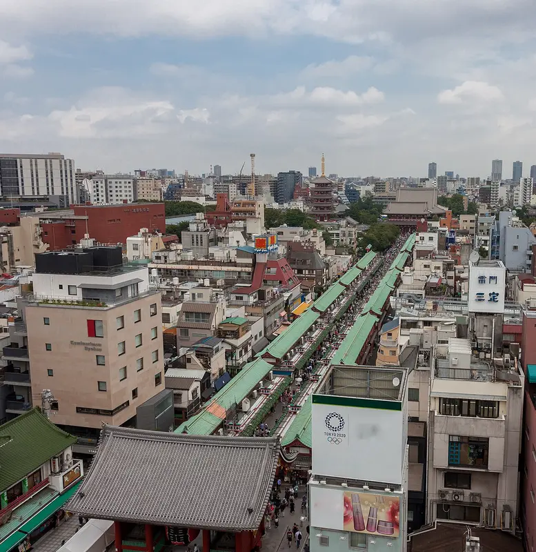 Toàn cảnh Nakamise từ trên cao nối Kaminarimon và Hozomon