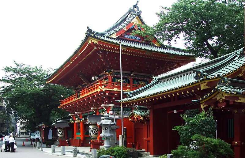 Cổng đền Kanda Myojin nhìn từ phía đường